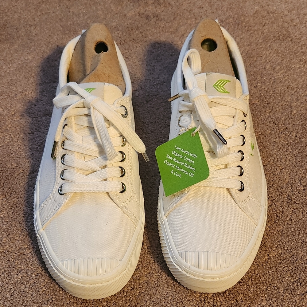 Cariuma Canvas Sneaker
